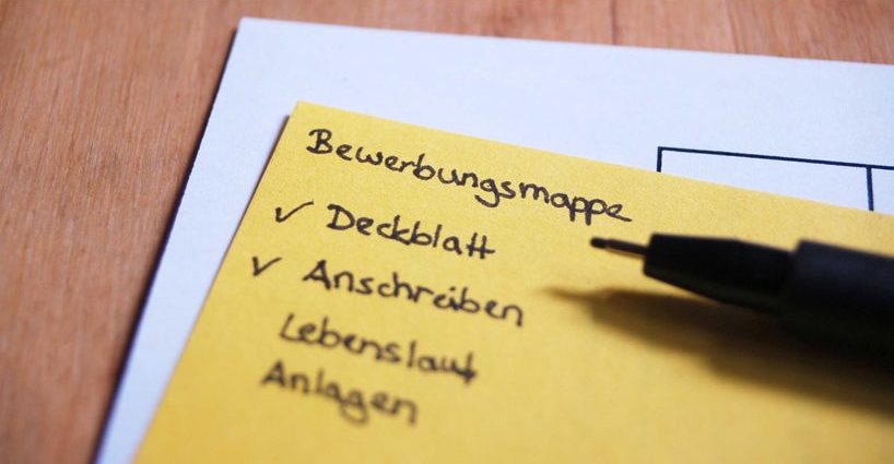 Checkliste mit Bestandteilen einer Bewerbungsmappe.